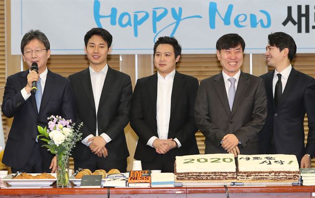 1일 국회 의원회관에서 열린 새로운보수당 '2020 신년하례식'에서 유승민(왼쪽) 의원이 인사말을 하고 있다. 연합뉴스