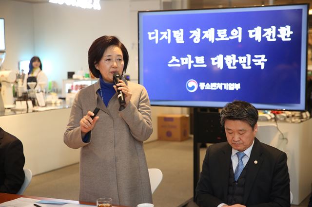 박영선 중소벤처기업부 장관이 3일 서울 강남구 테헤란로에 있는 카페 '라운지엑스'에서 신년 청사진을 밝히고 있다. 박 장관은 장관 신년사를 배표하던 기존 관례를 깨고 신년회를 대신한 새해 첫 간부회의를 이곳에서 주재했다. 중소벤처기업부 제공