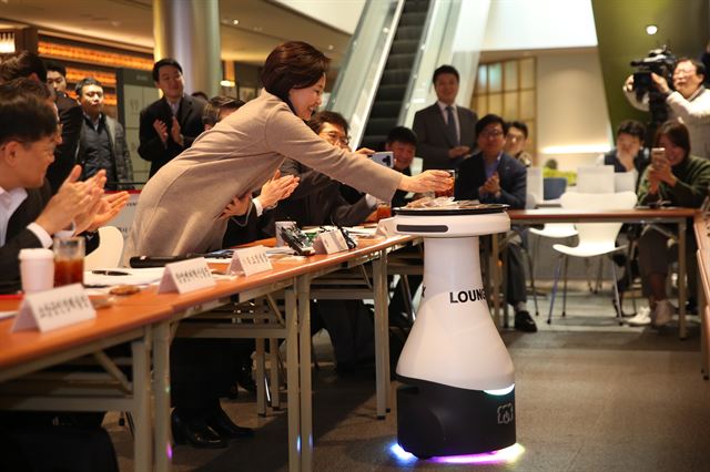 3일 서울 강남구 테헤란로에 있는 카페 ‘라운지엑스’에서 서빙 로봇이 커피와 쿠키를 박영선 중소벤처기업부 장관에게 배달하고 있다. 중소벤처기업부 제공