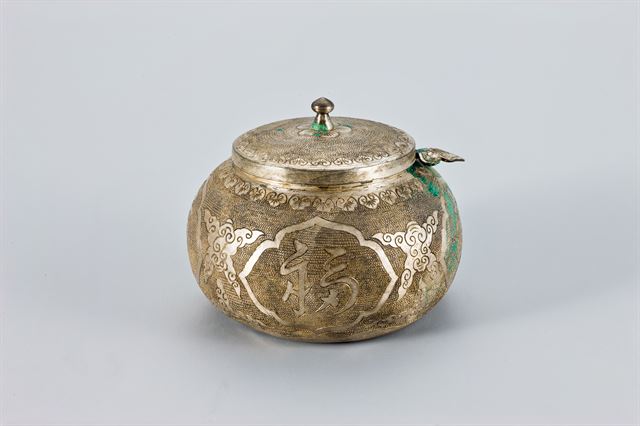 원빈홍씨 묘에서 출토된 은제수적은 왕실 공방에서 제작된 최고 수준의 공예품이다. 장수와 복을 기원하는 문양으로 장식돼 있다. 국립중앙박물관 제공