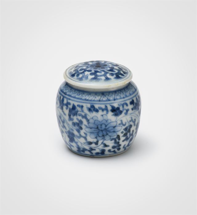 화협옹주 묘에서 출토된 ‘청화백자 모란넝쿨무늬 호’에는 미안수로 추정되는 지하수가 담겨 있었다. 지금의 로션과 같은 기능인 미안수는 피부를 곱고 촉촉하게 정리하는 역할을 한다. 국립고궁박물관 제공