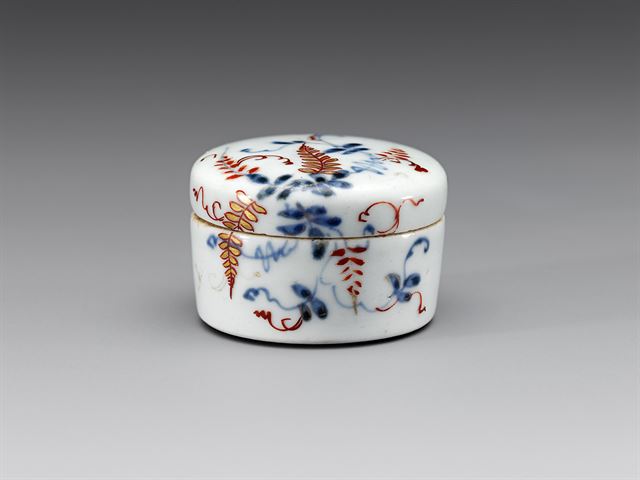 의소세손 묘에서 출토된 일본 아리타 제작 등나무무늬 합. 뾰족뾰족하게 뻗어 있는 잎들 아래로 짧은 등나무 꽃술을 묘사하고 주변에 덩굴줄기를 그려 넣었다. 국립중앙박물관 제공