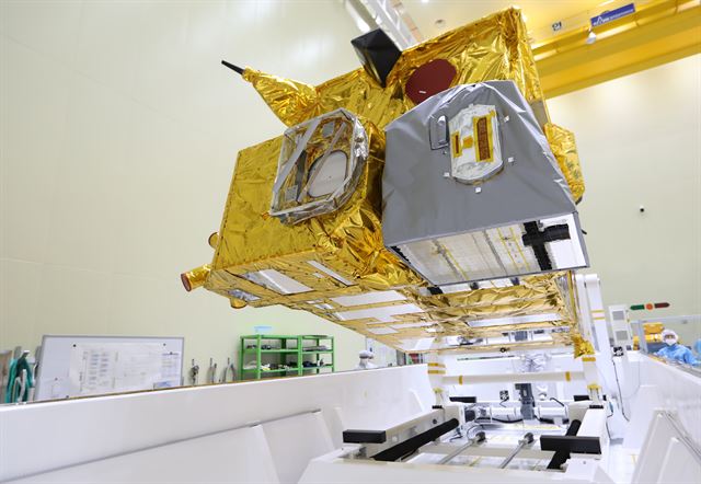 지난 3일 대전 유성구 한국항공우주연구원에서 천리안2B호가 발사장 이송을 위해 컨테이너로 옮겨지고 있다. 항우연 제공