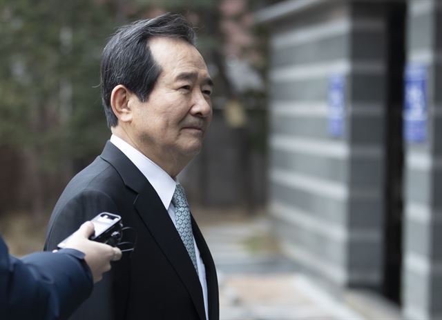 정세균 국무총리 후보자가 30일 인사청문회 준비단 사무실이 마련된 종로구 금융감독원 연수원으로 출근하고 있다. 연합뉴스