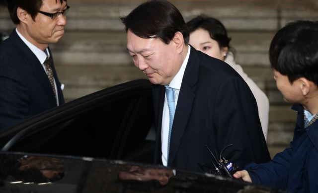 윤석열 검찰총장이 7일 오후 정부과천청사 법무부 건물에서 추미애 법무부 장관 예방을 마친 후 차량에 탑승하고 있다. 연합뉴스