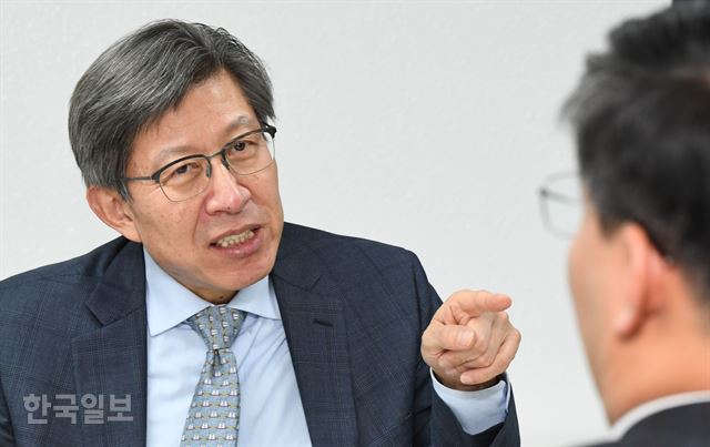 박형준 동아대 교수가 7일 한국일보와 가진 인터뷰에서 보수 통합 전망을 밝히고 있다. 배우한 기자