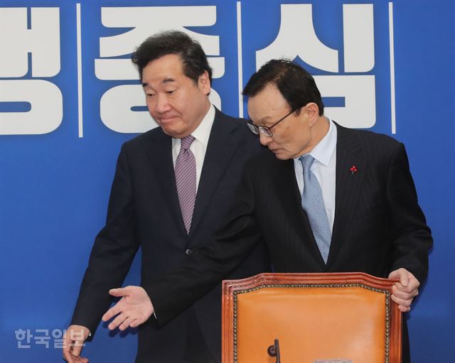 지난 6일 국회에서 열린 고위당정청협의회에서 이해찬(오른쪽) 더불어민주당 대표가 이낙연(왼쪽) 국무총리에게 자리를 안내하고 있다. 오대근기자