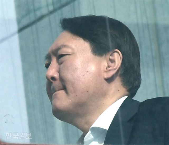 윤석열 검찰총장이 10일 점심 무렵 입을 앙다물고 서울 서초동 대검청사 별관 식당으로 이동하고 있다. 배우한 기자