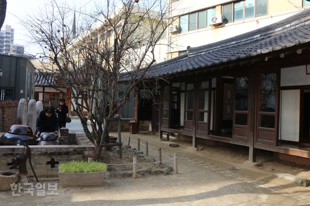 방문객들이 10일 대구 근대골목 2코스 이상화 고택을 둘러보고 있다. 윤희정기자 yooni@hankookilbo.com