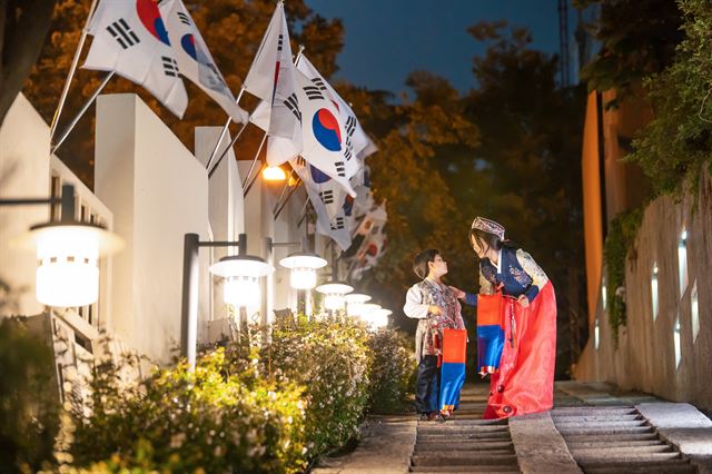 엄마와 아들이 청사초롱을 들고 대구 근대골목 2코스 3ㆍ1 만세운동길 계단에서 서로를 마주보고 있다. 대구 중구 제공