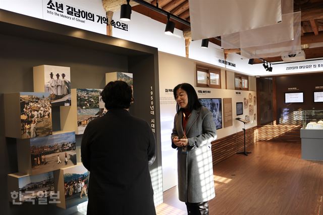 김정자(오른쪽) 중구골목문화해설사가 10일 대구 근대골목 2코스 김원일의 마당깊은집에서 방문객에게 소설 배경과 특징에 대해 설명하고 있다. 윤희정 기자 yooni@hankookilbo.com