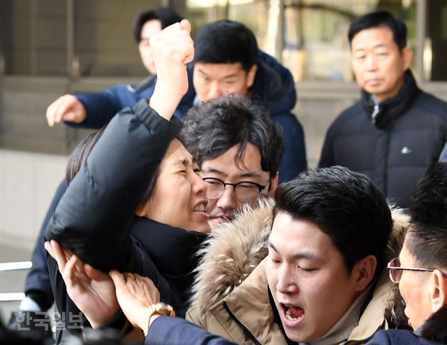 KT 채용비리 관련 김성태 자유한국당 의원이 17일 오전 서울 양천구 남부지방법원에서 진행된 1심 선고 공판에 무죄 판결을 받은 후 미래당 회원이 항의를 하고 있다. 홍인기 기자