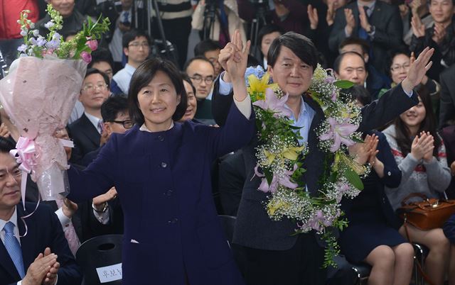 2014년 4월 24일서울 노원병 보궐선거에 출마한 안철수 무소속 후보가 당선이 확정되자 노원구 선거사무소를 찾아 지지자들에게 인사한 뒤 환한 표정으로 손을 흔들고 있다. 류효진기자