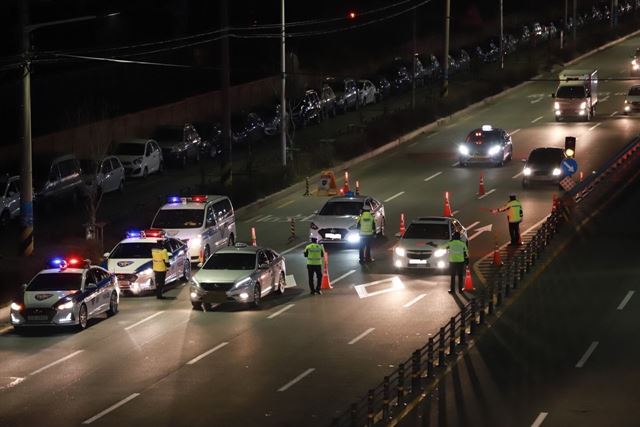 경기남부경찰청은 17일 오후 10시부터 2시간 동안 지역 내 음주교통사고 지역을 중심으로 음주단속을 실시했다. 이날 58명이 면허취소 및 정지 조치 됐다. 경기남부경찰청 제공