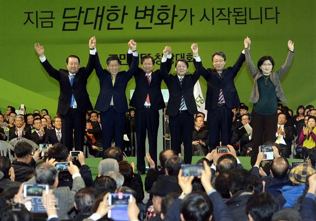 [저작권 한국일보] 2016년 2월 2일 대전 중구 한밭체육관에서 열린 국민의당 창당대회에서 안철수, 천정배 공동대표와 최고위원들이 당원들에게 손을 들어 인사하고 있다. 왼족부터 박주선, 주승용 최고위원, 천정배, 안철수 공동대표, 김성식, 박주현 최고위원. 대전=고영권기자
