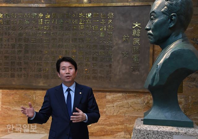 이인영 원내대표는 패스트트랙 법안 처리 국면에서 가장 인상적 장면으로 '문희상 의장이 점거된 의장석으로 향하던 순간'을 꼽았다. 사진은 16일 국회 임시의정원 초대원장 이동녕 선생 동상 앞에서 대화하고 있는 이 원내대표의 모습. 배경은 제헌국회 헌법전문. 오대근 기자