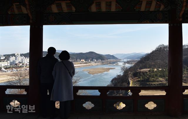 성곽길 서북쪽 언덕에 오르면 공주를 남북으로 가르는 금강 물줄기가 한눈에 펼쳐진다.