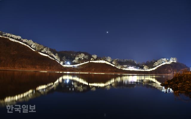 밤이 되면 공산성 성곽길 전체에 경관조명이 켜진다. 강 북측에서 바라보면 능선을 따라 연결된 성곽길 윤곽이 잔잔한 금강 물에 비친 모습을 볼 수 있다.