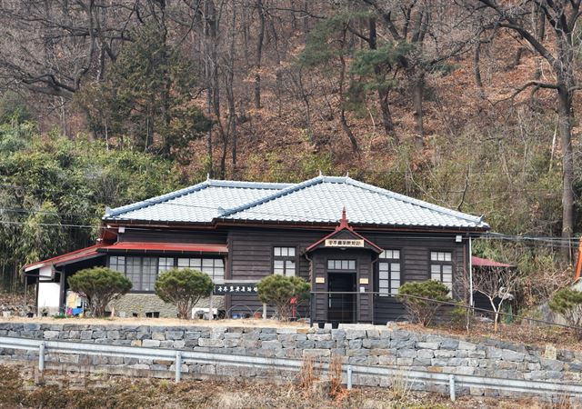 봉황산 기슭의 풀꽃문학관. 1930년대에 지은 일본식 가옥을 개조했다.