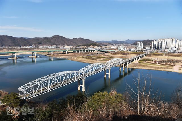 공산성에서 내려다보는 금강과 금강교.