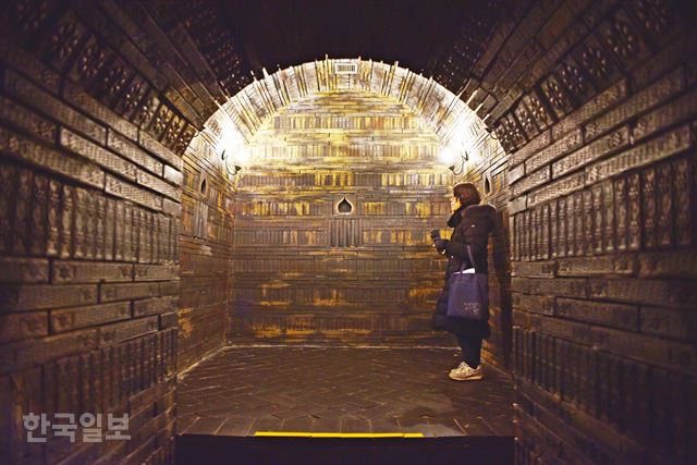 송산리고분군 전시관에 무령왕릉 무덤 내부를 그대로 재현해 놓았다. 무덤이라는 특수한 공간에서의 느낌은 그 안에 들어갔을 때만 실감할 수 있다.