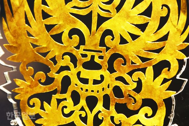 국립공주박물관에 전시된 무령왕 왕비 금제관식의 일부. 웃고 있는 도깨비 문양이 보인다.