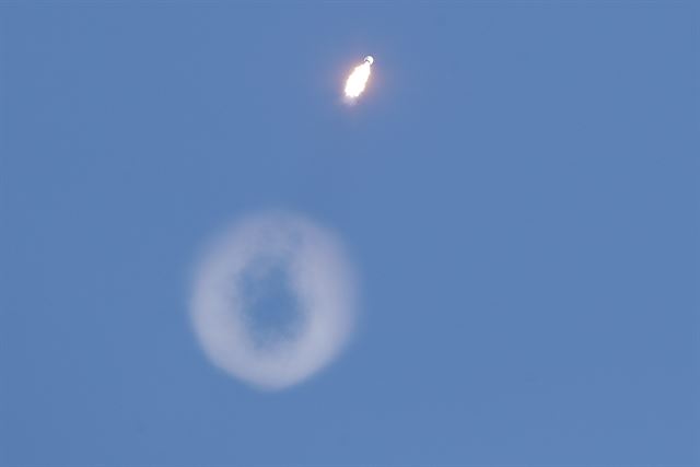 229일(현지시간) 플로리다주 케이프 커네버럴 공군기지에서 통신위성 60기를 탑재한 스페이스X 팰컨9 로켓이 발사되고 있다. 케이프 커네버럴=EPA 연합뉴스