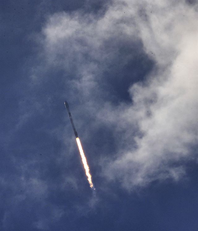229일(현지시간) 플로리다주 케이프 커네버럴 공군기지에서 통신위성 60기를 탑재한 스페이스X 팰컨9 로켓이 발사되어 구름을 통과하고 있다. 케이프 커네버럴=AP 연합뉴스