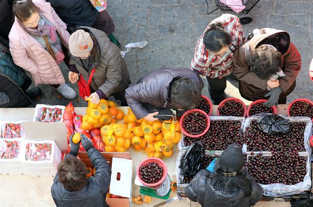 설 연휴를 사흘 앞둔 지난달 21일 충남 공주시 공주산성시장이 과일과 채소 등 설 물품을 구매하기 위해 찾은 시민들로 북적이고 있다. 뉴스1