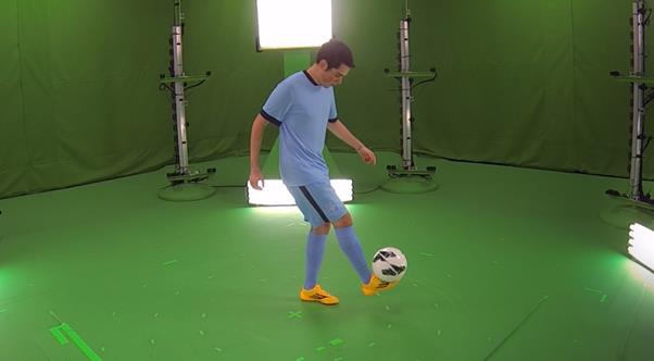 SK텔레콤 혼합현실(MR) 스튜디오에서 축구 선수의 움직임을 3차원(D) 영상으로 제작하고 있는 모습. SK텔레콤 제공