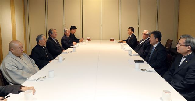 박양우(오른쪽 두 번째) 문화체육관광부 장관이 4일 서울 중구의 한 식당에서 종교계 지도자들과 간담회를 갖고 신종 코로나바이러스 감염증 확산 방지를 위한 종교계의 협조를 요청하고 있다. 문화체육관광부 제공