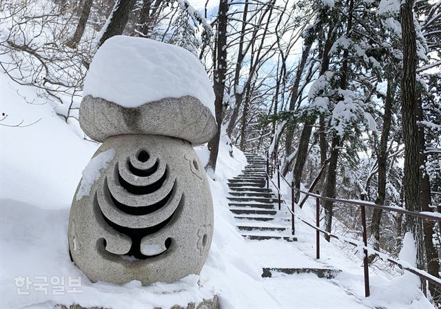 적멸보궁 가는길의 석상. 와이파이처럼 뚫린 구멍으로 끊임없이 불경 읊는 소리가 새어 나온다.