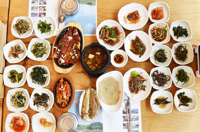 오대산먹거리마을 가마솥식당의 산채정식. 들어보지 못한 희귀한 산나물도 많다. 1인 1만8,000원이다.