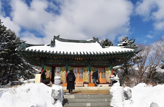 꼭대기에 오르면 적멸보궁이라 쓴 작은 법당이 하다 있다.