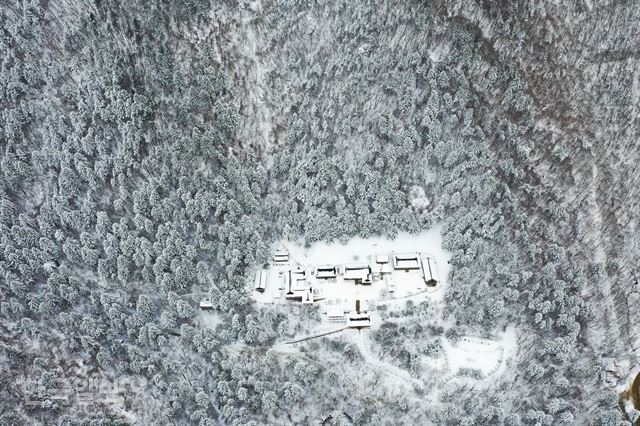 지난달 30일 드론으로 찍은 상원사 설경.