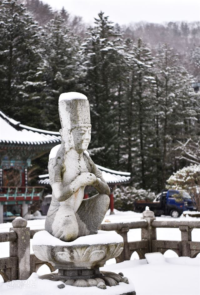 월정사 팔각구층석탑 아래의 석조보살좌상. 진품은 월정사 성보박물관에 있다.