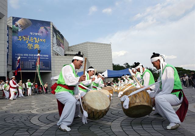윤종곤(왼쪽줄 첫번째) 날뫼북춤보존회장과 회원들이 대구광역시 무형문화제 제전에서 날뫼북춤 공연을 펼치고 있다. 날뫼북춤보존회 제공