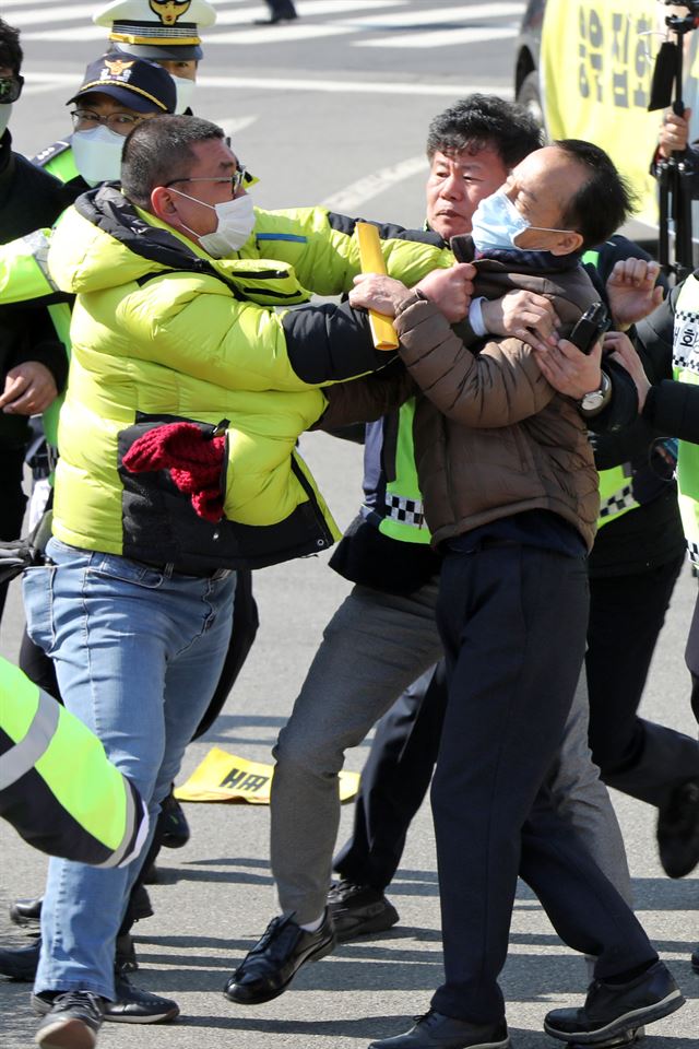 윤석열 검찰총장이 광주고·지검을 방문한 20일 오후 광주 동구 지산동 광주지검 앞에서 윤 총장 광주 방문에 찬반 입장을 보인 단체 관계자들이 몸싸움을 하고 있다. 연합뉴스