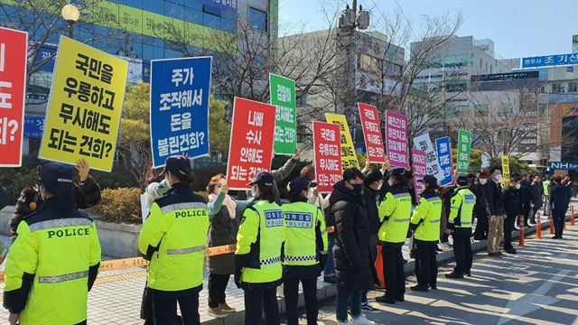 윤석열 검찰총장이 광주고ㆍ지검을 방문한 20일 오후 광주지검 정문 앞 오른쪽 인도에서 진보성향인 광주ㆍ전남 촛불민주시민 소속 회원 등이 검찰개혁을 촉구하는 집회를 열고 있다.