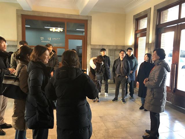 대전에서 지난달 16일 열린 워크숍에 참석한 전국 지방세담당 공무원들이 원도심 탐방을 하면서 옛 충남도청사를 찾아 대전 근현대사에 대한 설명을 듣고 있다. 대전시 제공