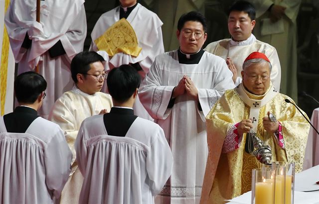 6일 서울 송파구 체조경기장에서 열린 '2020년 천주교 서울대교구 부제 서품식'에서 염수정(맨 오른쪽) 추기경이 예식을 올리고 있다. 연합뉴스
