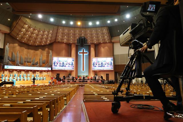 대형 교회들이 확산하는 신종 코로나바이러스 감염증(코로나 19)을 막기 위해 주일 예배를 온라인 예배로 대체하기로 한 가운데 1일 서울 영등포구 여의도순복음교회에서 설교와 중계를 위한 최소 인원만 참석한 채 주일 예배가 열리고 있다. 연합뉴스
