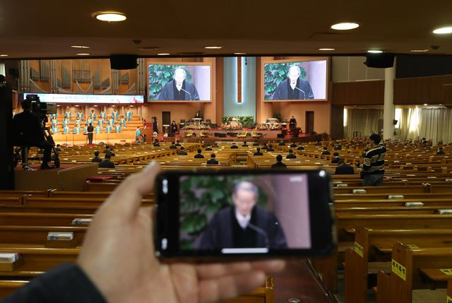 8일 서울 영등포구 여의도순복음교회에서 일반 신도들이 참석하지 않은 채 주일 예배가 열리고 있다. 여의도순복음교회는 신종 코로나바이러스 감염증(코로나19) 확산 차단을 위해 1, 8일에 이어 15일 주일 예배도 온라인 예배로 전환했다. 연합뉴스