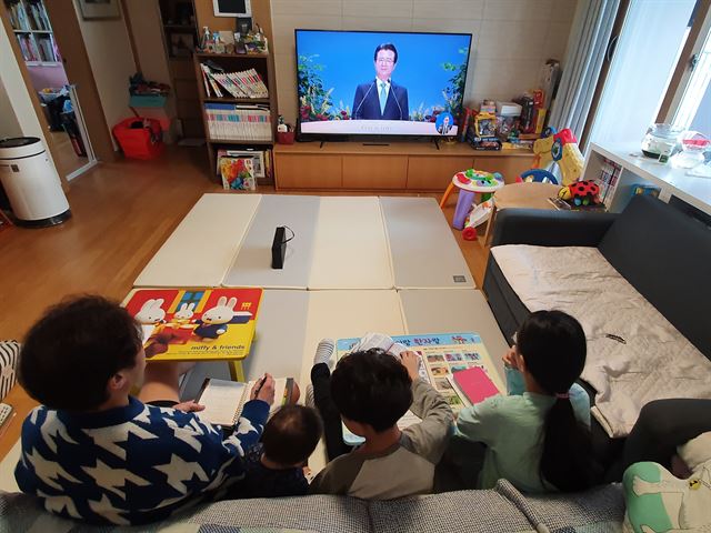 8일 온라인 주일 예배 생중계를 지켜보고 있는 서울 사랑의교회 교인들. 사랑의교회 제공