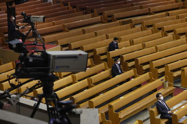 8일 서울 영등포구 여의도순복음교회에서 일반 신도들이 참석하지 않은 채 주일 예배가 열리고 있다. 연합뉴스