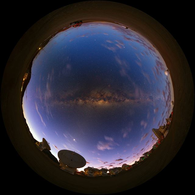 칠레의 아타카마 대형 밀리미터 배열. 전파 망원경 위 하늘을 360도 어안 렌즈로 촬영한 모습이다. 사이언스북스 제공 ⓒ 2020 National Geographic Partners, LLC.