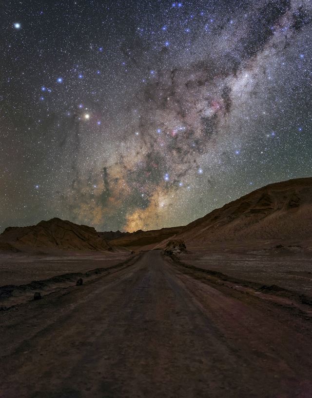 칠레의 아타카마 사막으로 가는 길 위로 은하수가 펼쳐져 있다. 왼쪽 위 밝은 별이 안타레스다. 사이언스북스 제공 ⓒ 2020 National Geographic Partners, LLC.