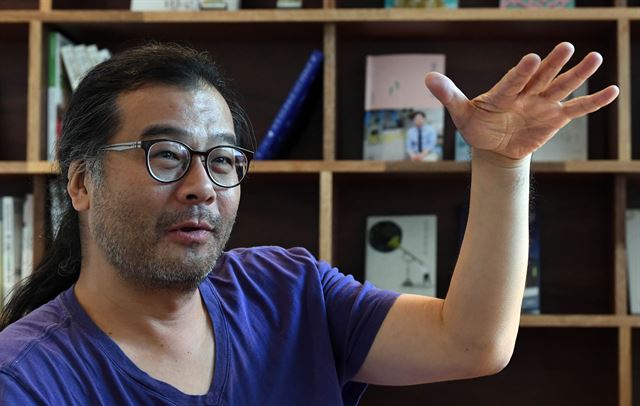 ‘코스모스’의 저자로 유명한 칼 세이건 전문가인 천문학자 이명현씨. 네덜란드에서 유학과 연구원 생활을 마친 뒤 귀국해 연세대에서 연구교수와 천문대 책임연구원을 지냈다. 그는 2018년 서울 삼청동에 과학책방 ‘갈다’를 열었다. 서재훈 기자 spring@hankookilbo.com