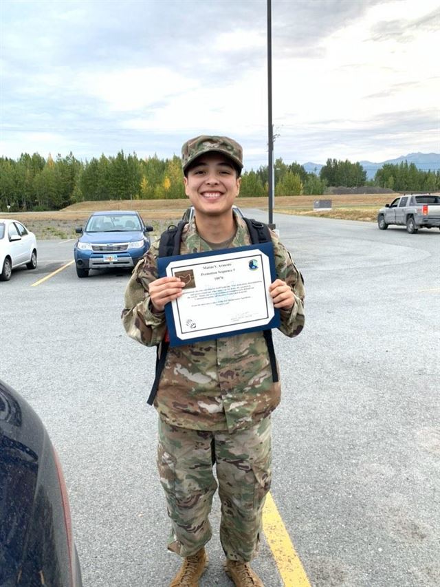 매티어스 아르메스토(23) 미 공군 하사가 하사(Staff Sergeant) 진급장을 들고 서 있다. 본인 제공/2020-03-31(한국일보)