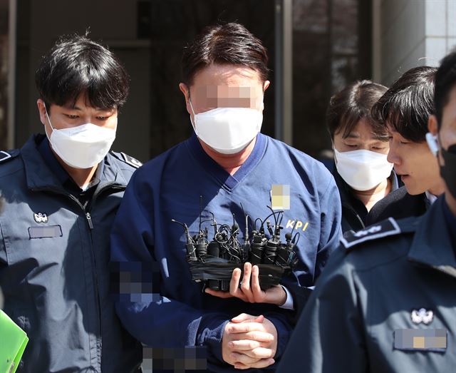 라임 펀드 판매사인 신한금융투자 임모 전 본부장이 27일 서울남부지법에서 열린 구속 전 피의자 심문을 마친 뒤 법원을 나서고 있다. 임 전 본부장은 고객들에게 해외무역금융펀드에 직접 투자하는 상품처럼 펀드를 속여 판 혐의로 수사를 받고 있다. 뉴시스